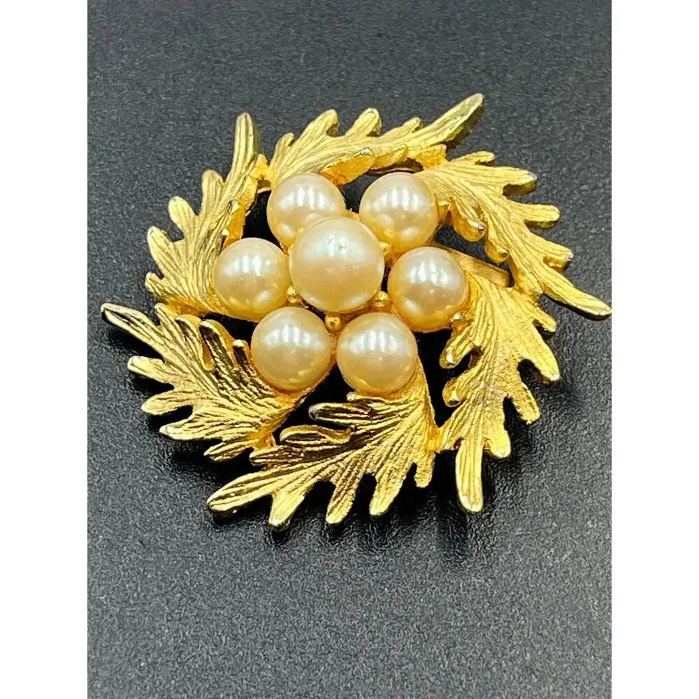 Vintage Unsigned Gold Tone Faux Pearl Cluster Wreath Brooch‎